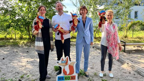 Gruppenfoto bei der MEKOKI Beschulung in der Kita Erzhausen Gruppenfoto mit der Sozialministerin Frau Hofmann, Medienpädagoge Herr Rathje, Frau Schmidt und Frau Hallstein vom Netzwerk gegen Gewalt