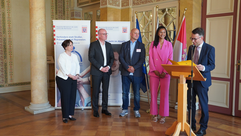 Anerkennungspreis bei der Verleihung des 14. Hessischen Präventionspreises  v.l.: Christina Kreis (Vorsitzende des Landespräventionsrates), Michael Weidmann (Sparda Bank Hessen e.G.), Sascha Aschermann (Netzwerk gegen Gewalt), Lijana Kaggwa (Love always wins e.V.) und Christian Heinz (Hessischer Justizminister)